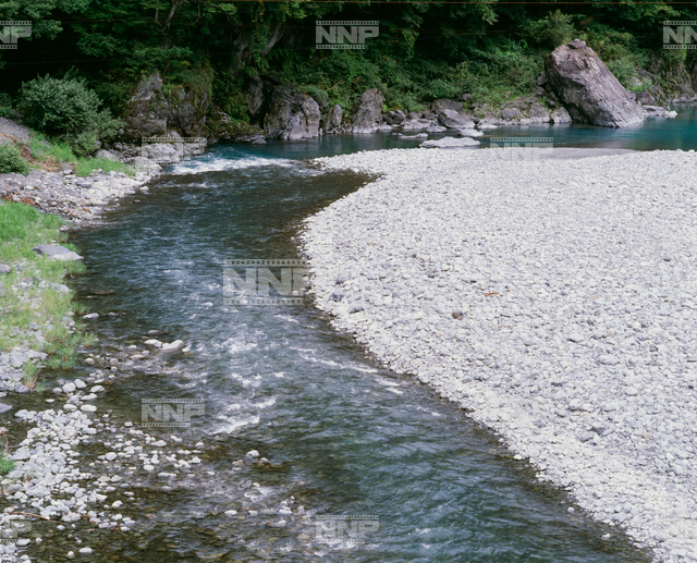 川 カーブしている場所の様子 / ≪写真素材・ストックフォト≫ NNP PHOTO LIBRARY