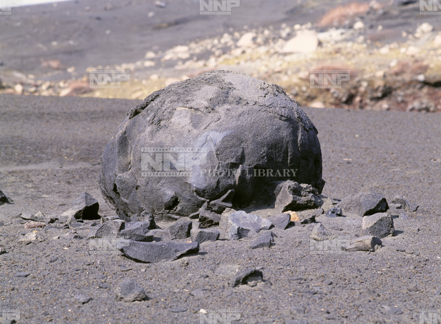 火山弾 / ≪写真素材・ストックフォト≫ NNP PHOTO LIBRARY