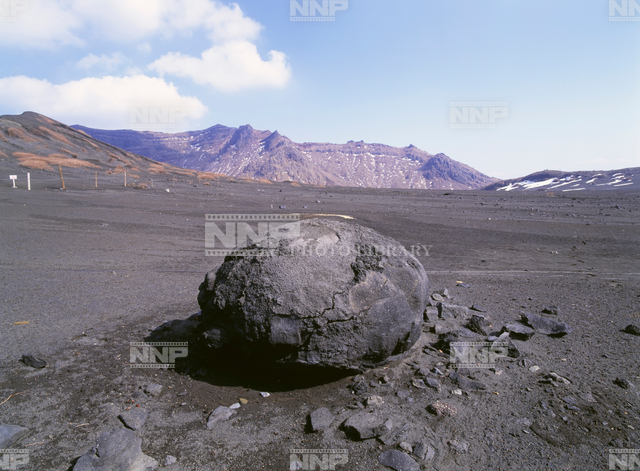火山弾 / ≪写真素材・ストックフォト≫ NNP PHOTO LIBRARY