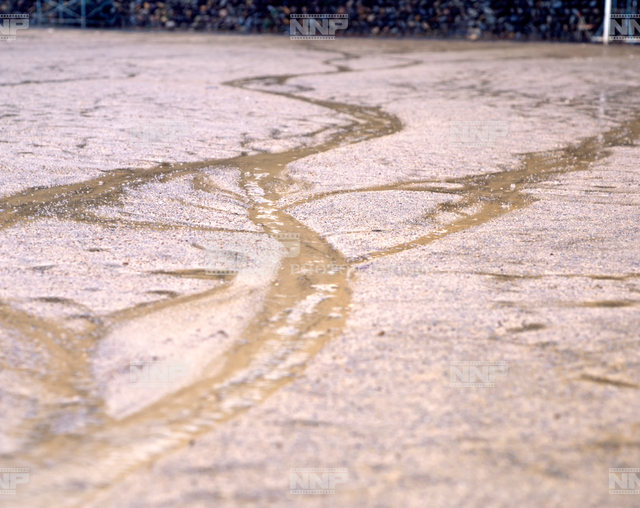 校庭を流れる雨水 / ≪写真素材・ストックフォト≫ NNP PHOTO LIBRARY