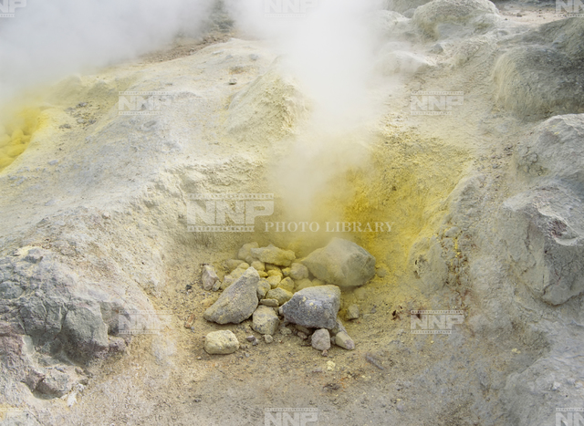 硫黄山　噴出する火山ガスと付着した硫黄