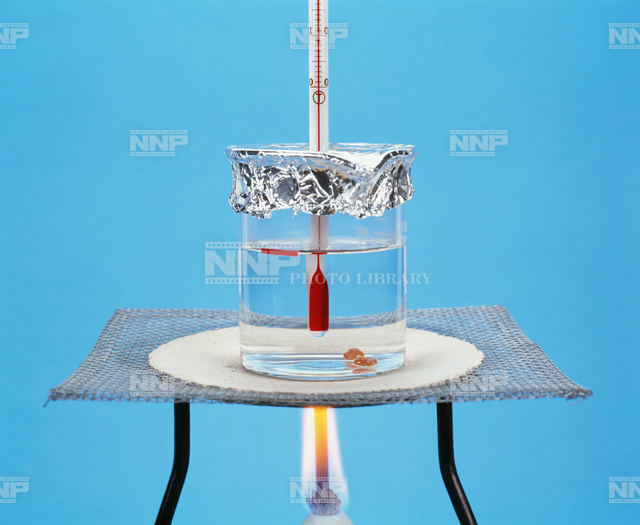 水を熱する / ≪写真素材・ストックフォト≫ NNP PHOTO LIBRARY