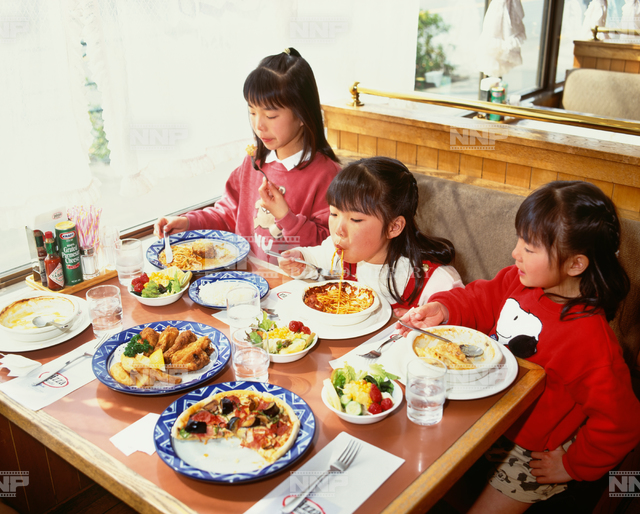 食事(ファミリーレストラン) / ≪写真素材・ストックフォト≫ NNP PHOTO LIBRARY