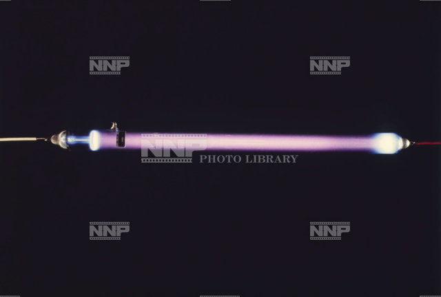 放電管 真空放電 10mmHg(約1330Pa) / ≪写真素材・ストックフォト≫ NNP PHOTO LIBRARY