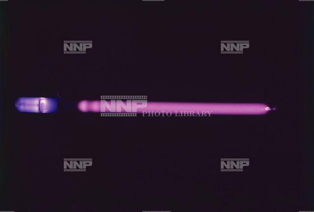 放電管 真空放電 5mmHg(約670Pa) / ≪写真素材・ストックフォト≫ NNP PHOTO LIBRARY