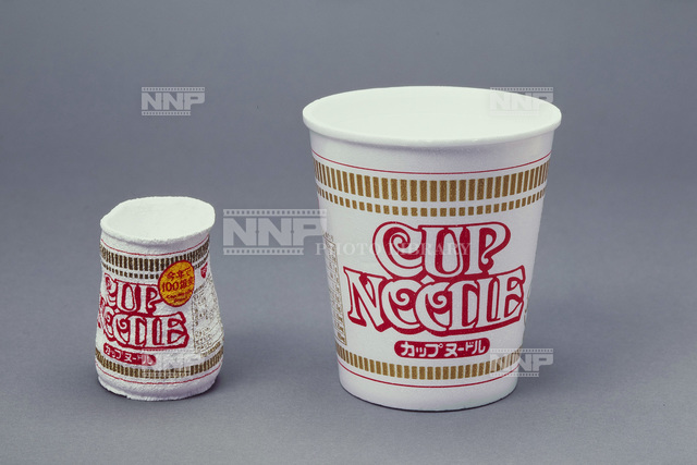 カップ麺の容器 圧力で圧縮される 写真素材 ストックフォト Nnp Photo Library