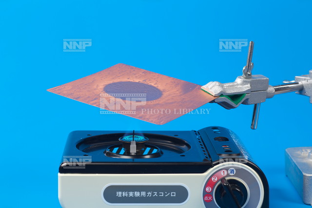 金属の板を熱する 銅版A / ≪写真素材・ストックフォト≫ NNP PHOTO LIBRARY