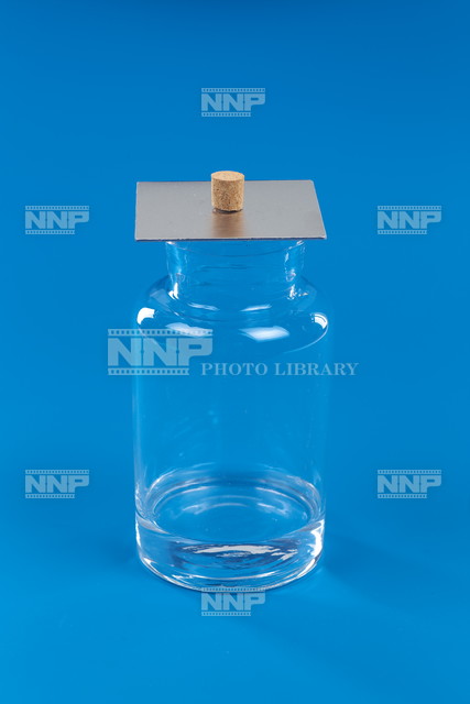 集気瓶に石灰水を入れる 写真素材 ストックフォト Nnp Photo Library