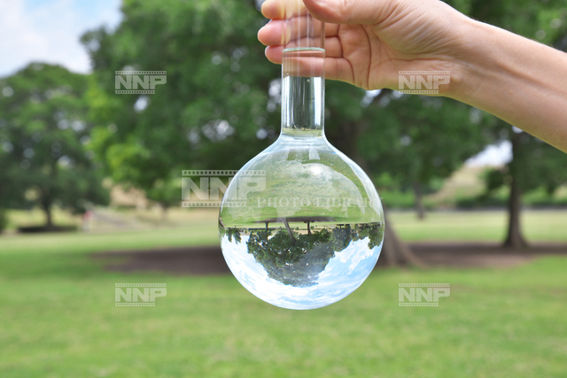 水を入れたフラスコ 写真素材 ストックフォト Nnp Photo Library