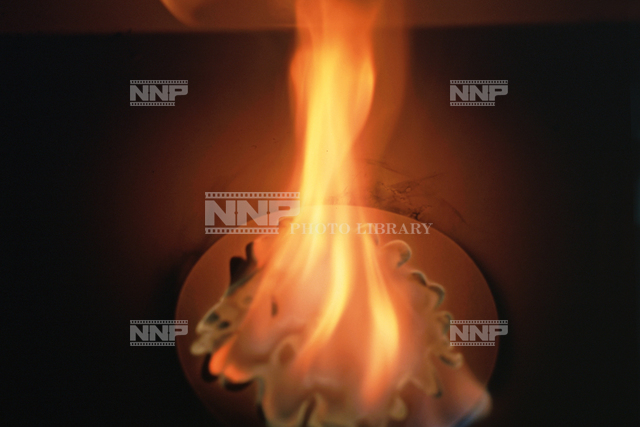 黄リンの自然発火 / ≪写真素材・ストックフォト≫ NNP PHOTO LIBRARY