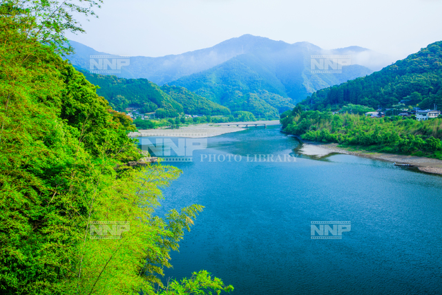 四万十川と口屋内沈下橋 写真素材 ストックフォト Nnp Photo Library