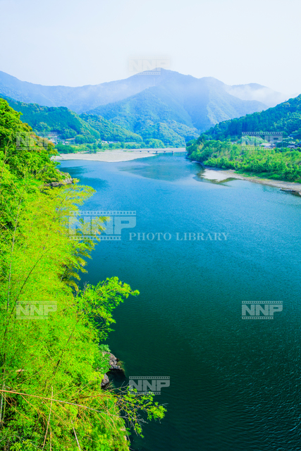四万十川と口屋内沈下橋 写真素材 ストックフォト Nnp Photo Library