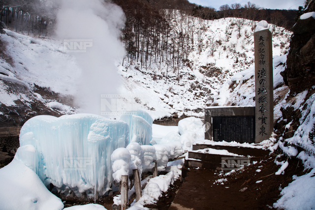 凍る渋の地獄谷噴泉 写真素材 ストックフォト Nnp Photo Library