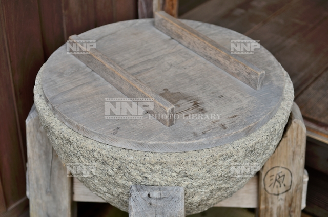 古い石臼 / ≪写真素材・ストックフォト≫ NNP PHOTO LIBRARY