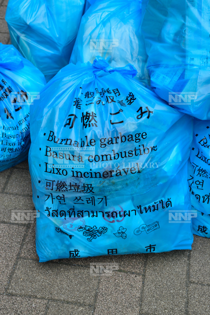 外国語併記の成田市指定可燃ごみ収集袋 写真素材 ストックフォト Nnp Photo Library