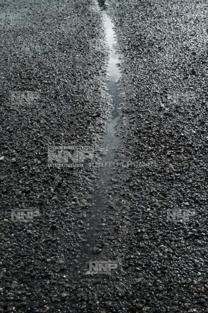 雨の日のグラウンドを流れる水 / ≪写真素材・ストックフォト≫ NNP PHOTO LIBRARY