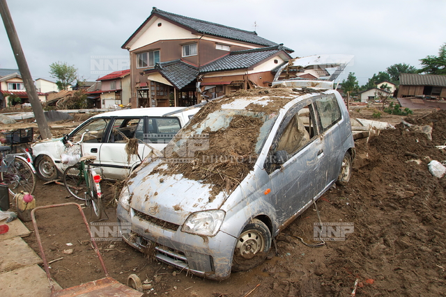 豪雨の被害、泥に埋まった自家用車 / ≪写真素材・ストックフォト≫ NNP PHOTO LIBRARY